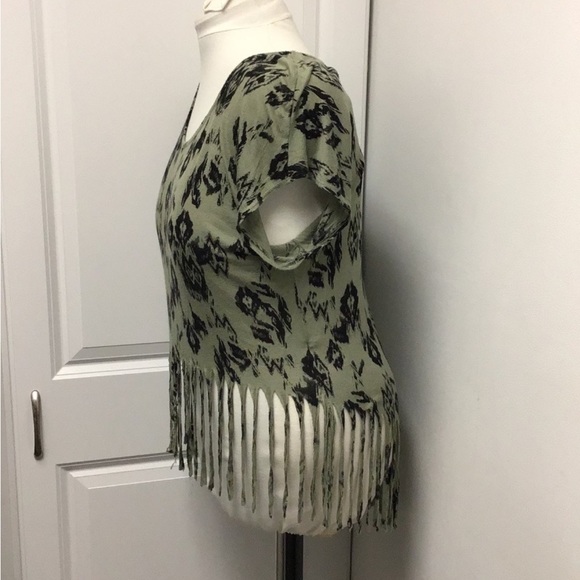 Sans Souci Women’s Short Sleeve Scoop Neck Asymmetric Shredded Hem Top, size M - Picture 8 of 10